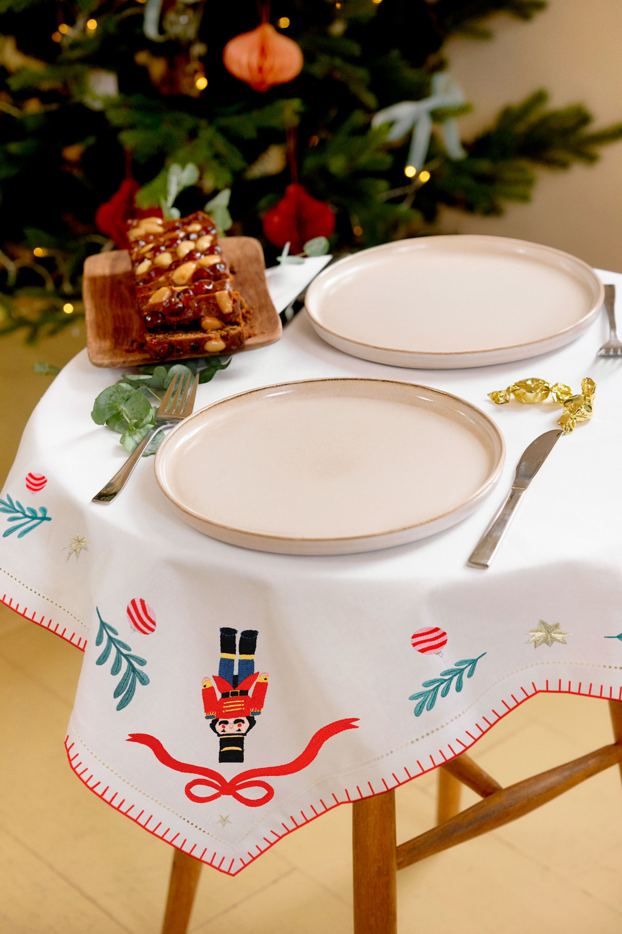 Image for BUNDLE-TABLECLOTH-NUTCRACKER