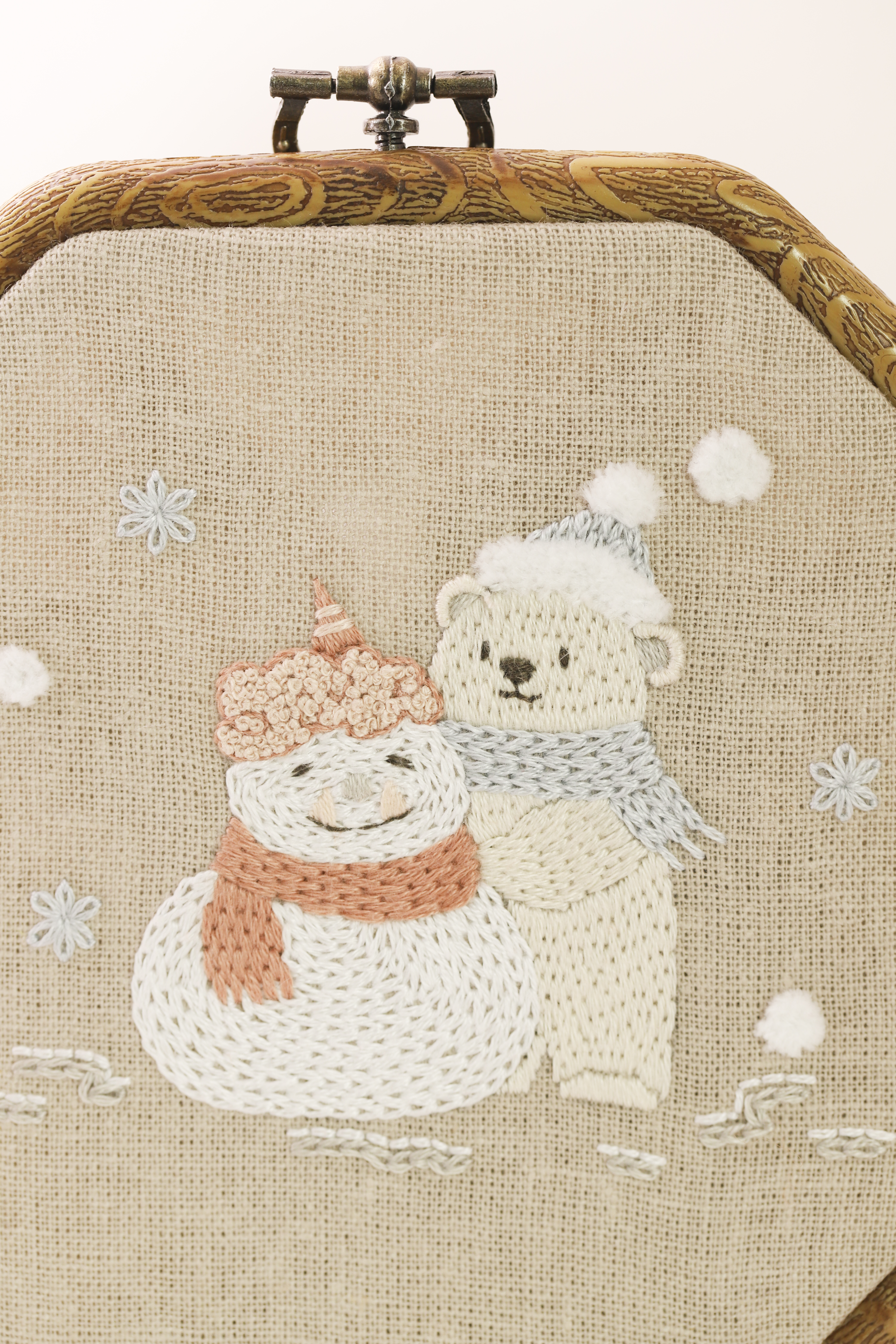 しろくまさんと鬼雪だるまさん＞Chicchi刺繍キット - DMC